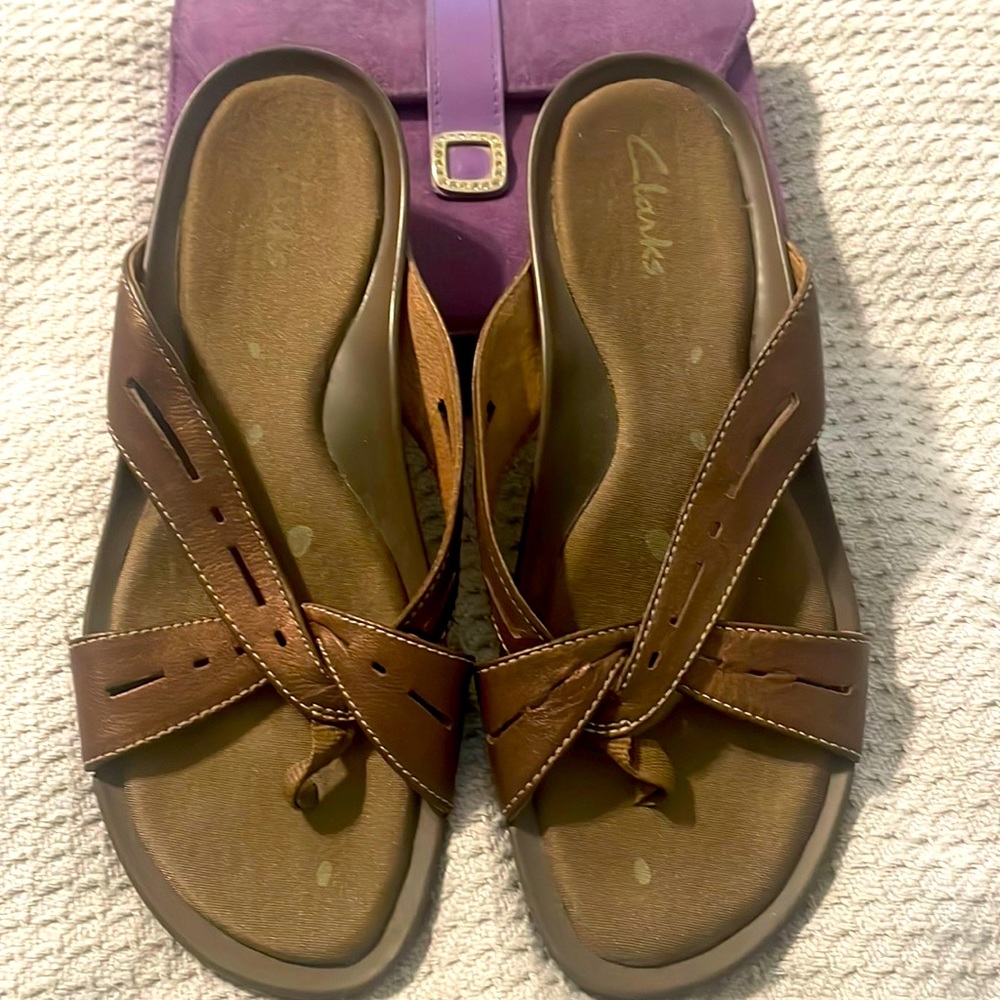 Clarks flip flops. Women’s 8